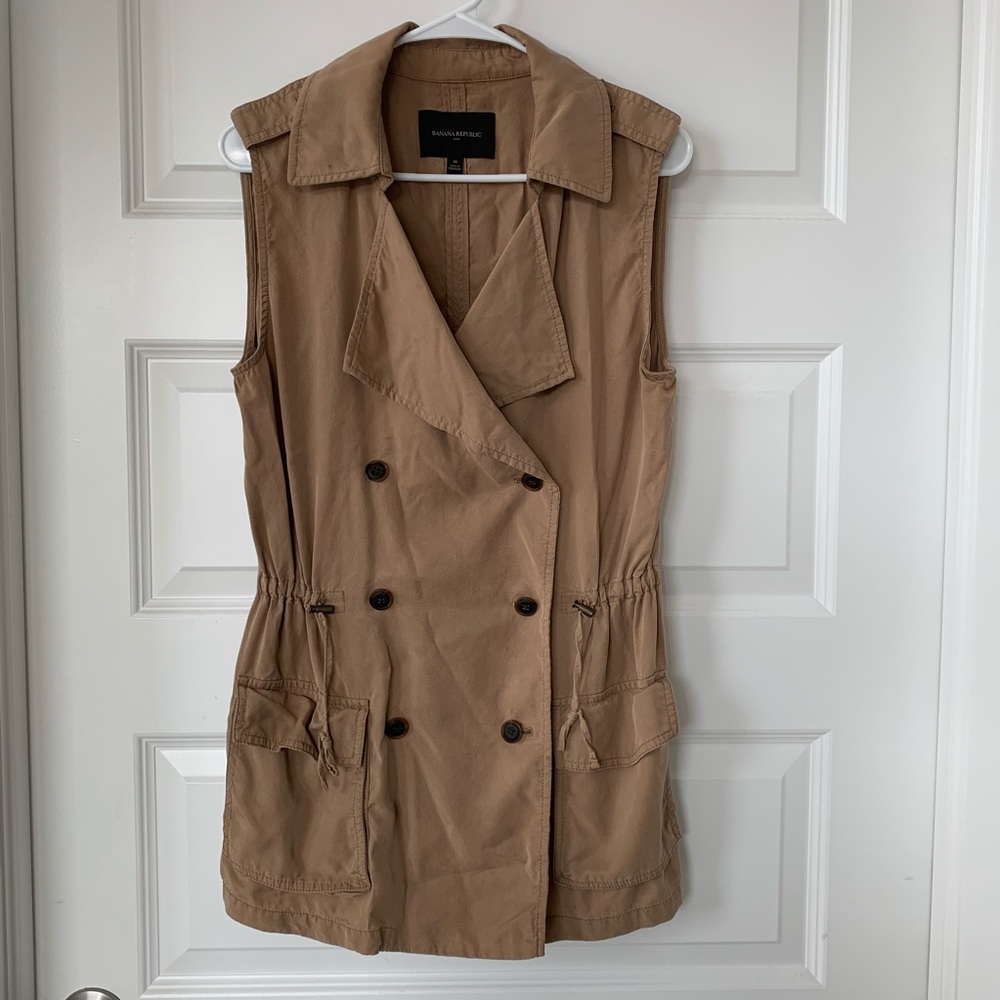 Banana Republic sleeveless botton down top
